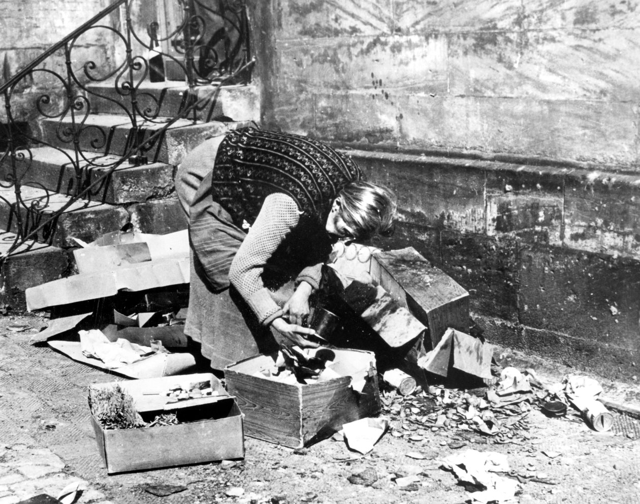 Vrouw op zoek naar voedsel, Bayreuth, Duitsland, april 1945 door Unbekannt