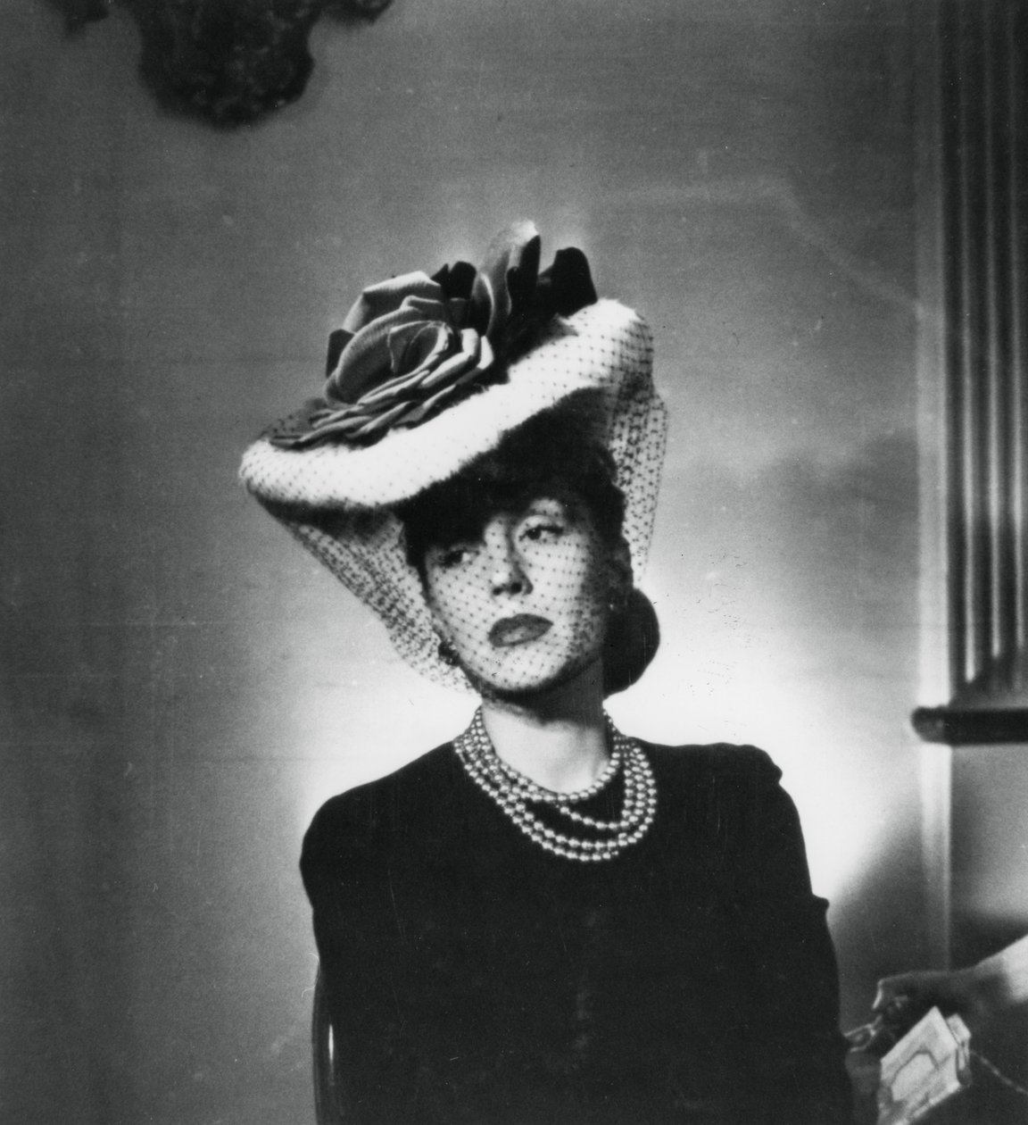 Vrouw met hoed en sluier door de Franse modeontwerper Jacques Fath, Frankrijk, 1943 door Unbekannt