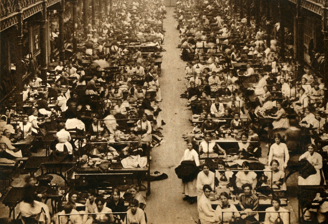 Vrouwen werken in de Koninklijke Legerkledingfabriek, Eerste Wereldoorlog, 1914-1918, 1933 door Unbekannt