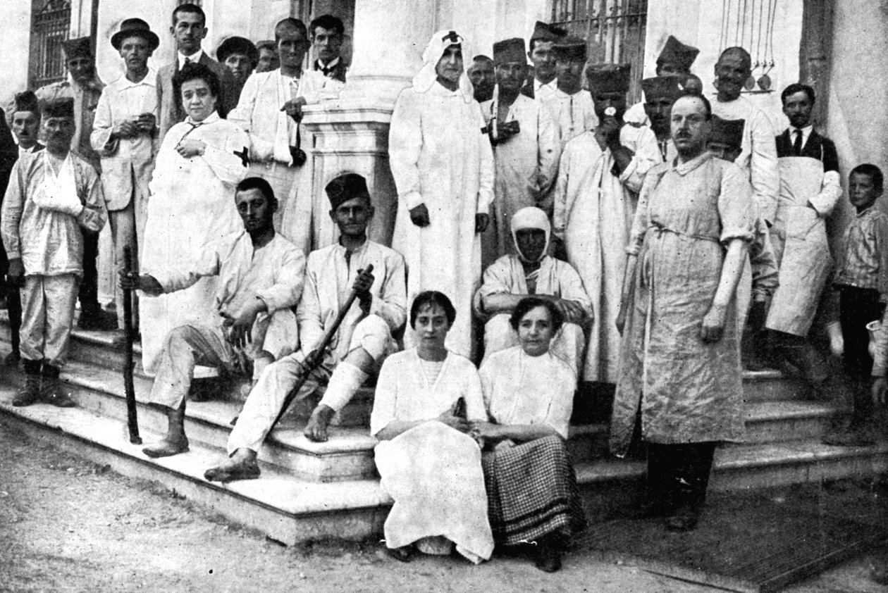 Gewonde soldaten verzorgd door het Servische Rode Kruis, Eerste Wereldoorlog, 1914 door Unbekannt