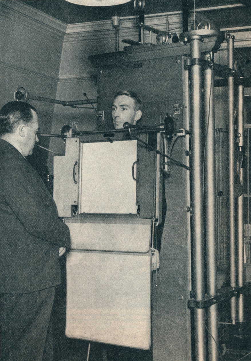 Röntgenapparaat gebruikt voor onderzoek van vermoedelijke gevallen van hart- of longziekte, c1935 c1937 door Unbekannt