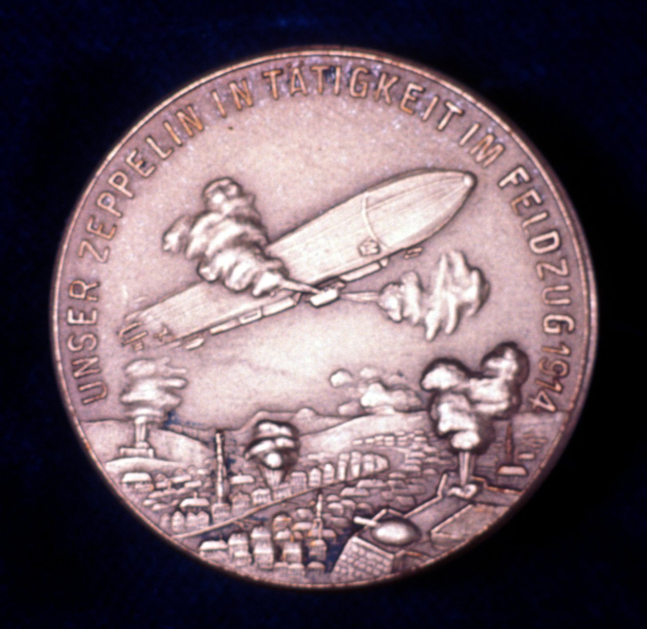 Zeppelin luchtschip in actie tijdens de Eerste Wereldoorlog, 1914 door Unbekannt