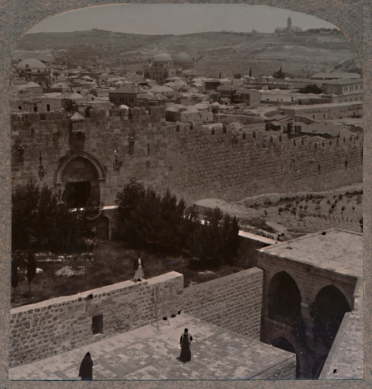 Zionpoort. De Olijfberg en de Scopusberg in de verte door Unbekannt