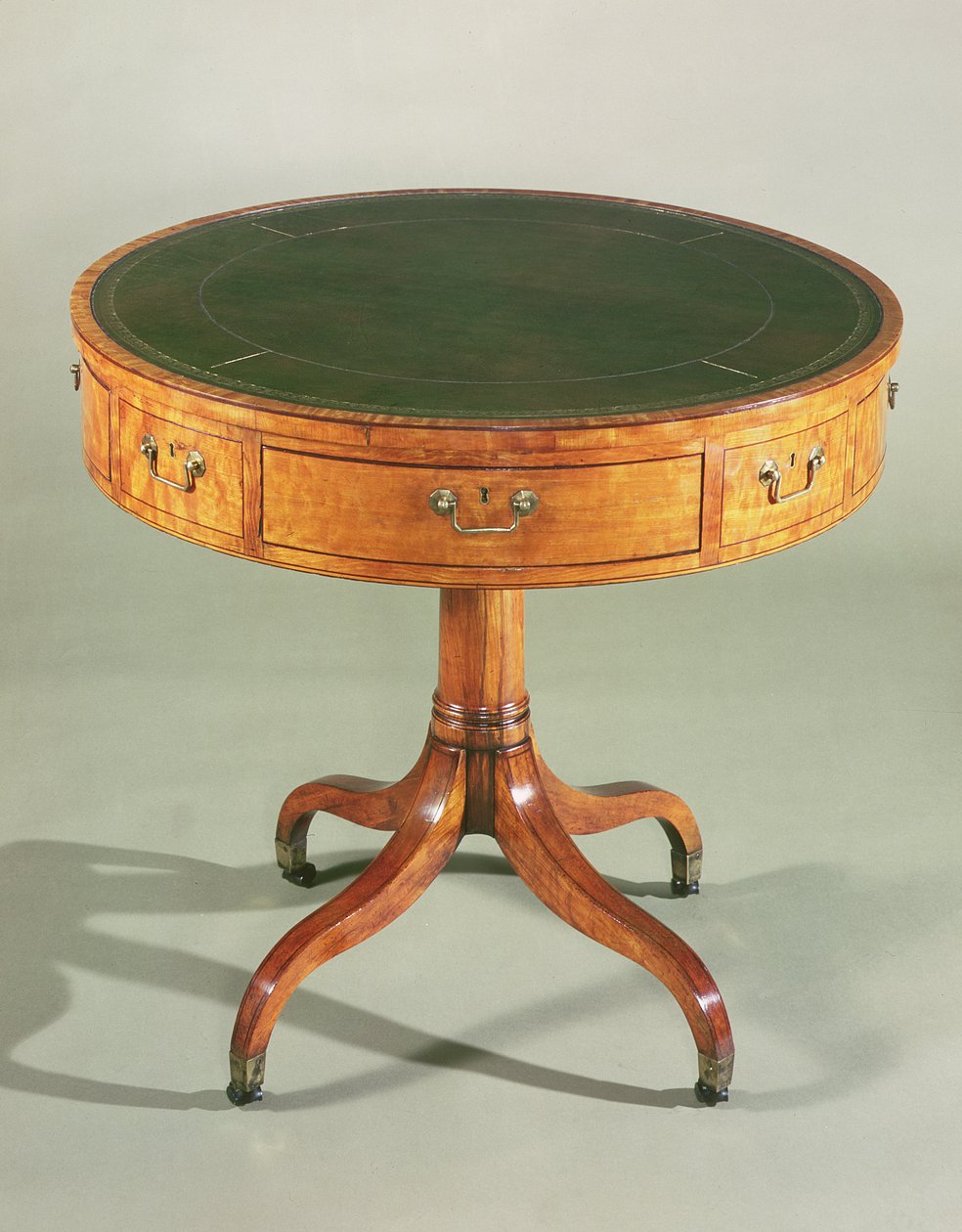 Een kleine Sheraton satijnenhouten drumtafel. Engels, c.1790 door Unbekannt Unbekannt