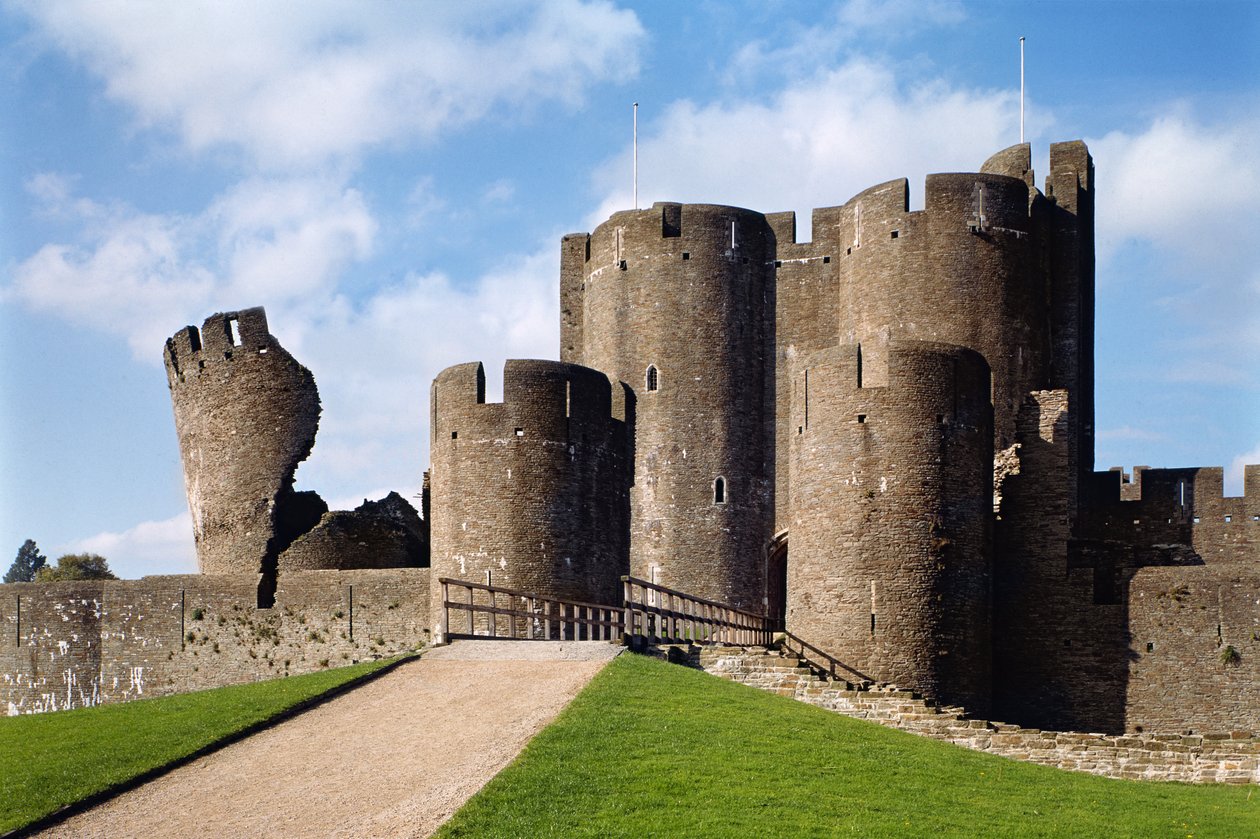 Caerphilly Castle, Buitenaanzicht met brug en Scheve Toren, voltooid 1277, Glamorgan, Wales door Unbekannt Unbekannt