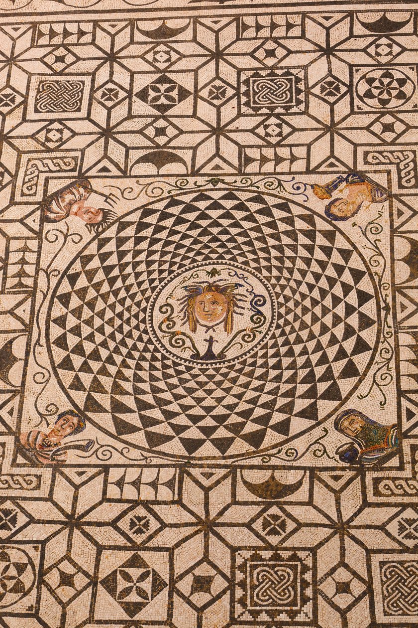 Carmona, provincie Sevilla, Spanje. Romeins mozaïek van Medusa in het stadhuis. door Unbekannt Unbekannt