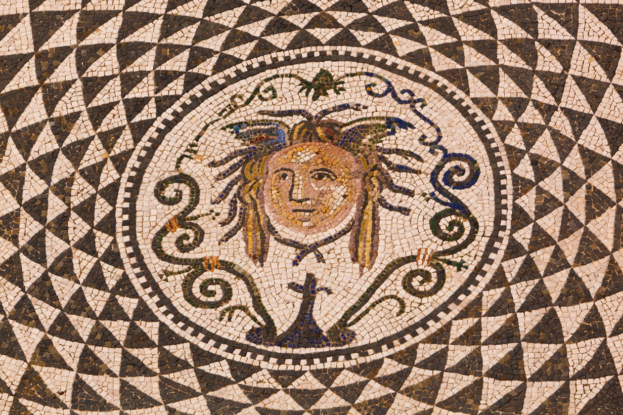 Carmona, provincie Sevilla, Spanje. Romeins mozaïek van Medusa in het stadhuis. door Unbekannt Unbekannt
