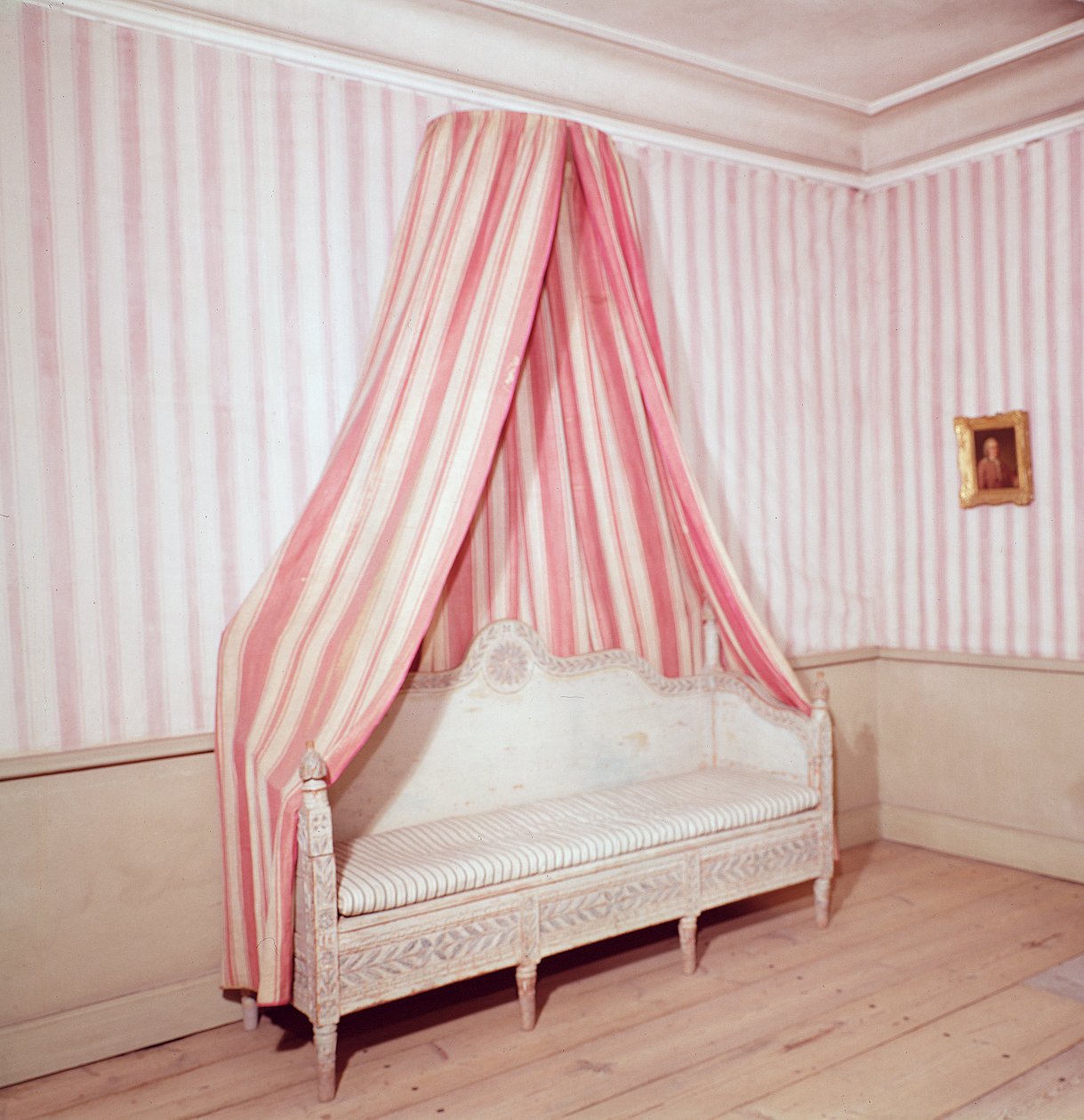 Inklapbaar bed in het huis van Carl Linnaeus, Hammarby, Uppsala, Zweden door Unbekannt Unbekannt