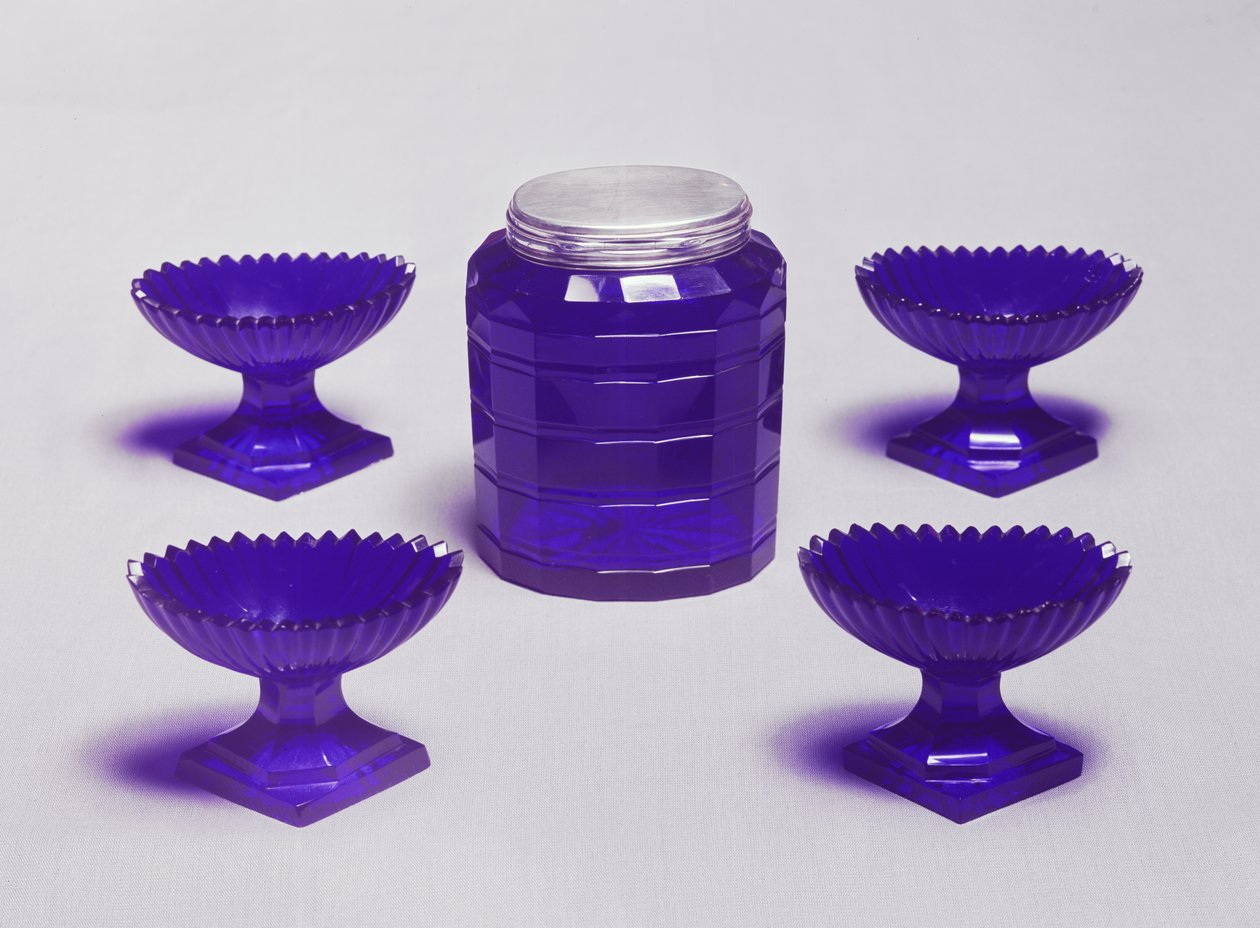 Vier zoutvaatjes en een caddy, Iers blauw glas, c.1785 door Unbekannt Unbekannt