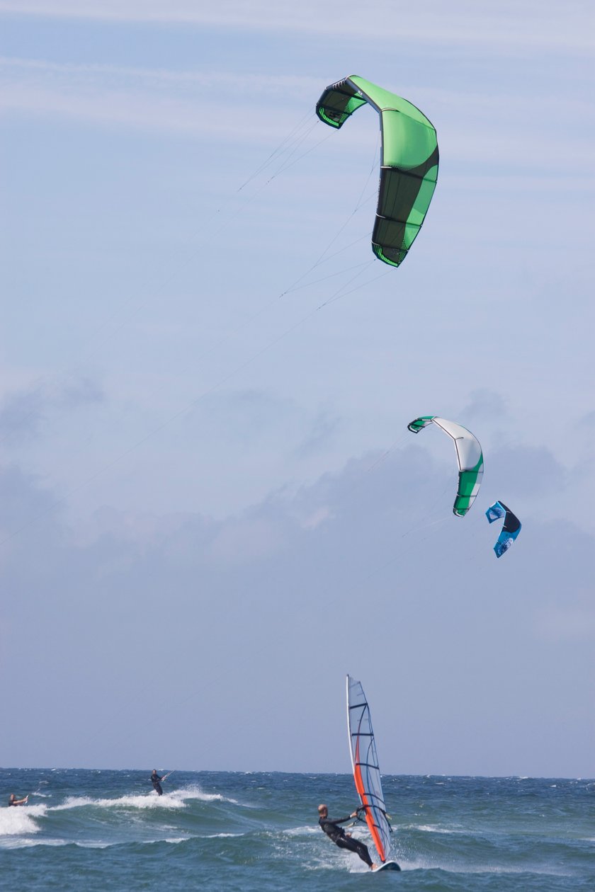 Duitsland, deelstaat Schleswig-Holstein, eiland Sylt, parachutesurfen en windsurfer op golven in zee door Unbekannt Unbekannt