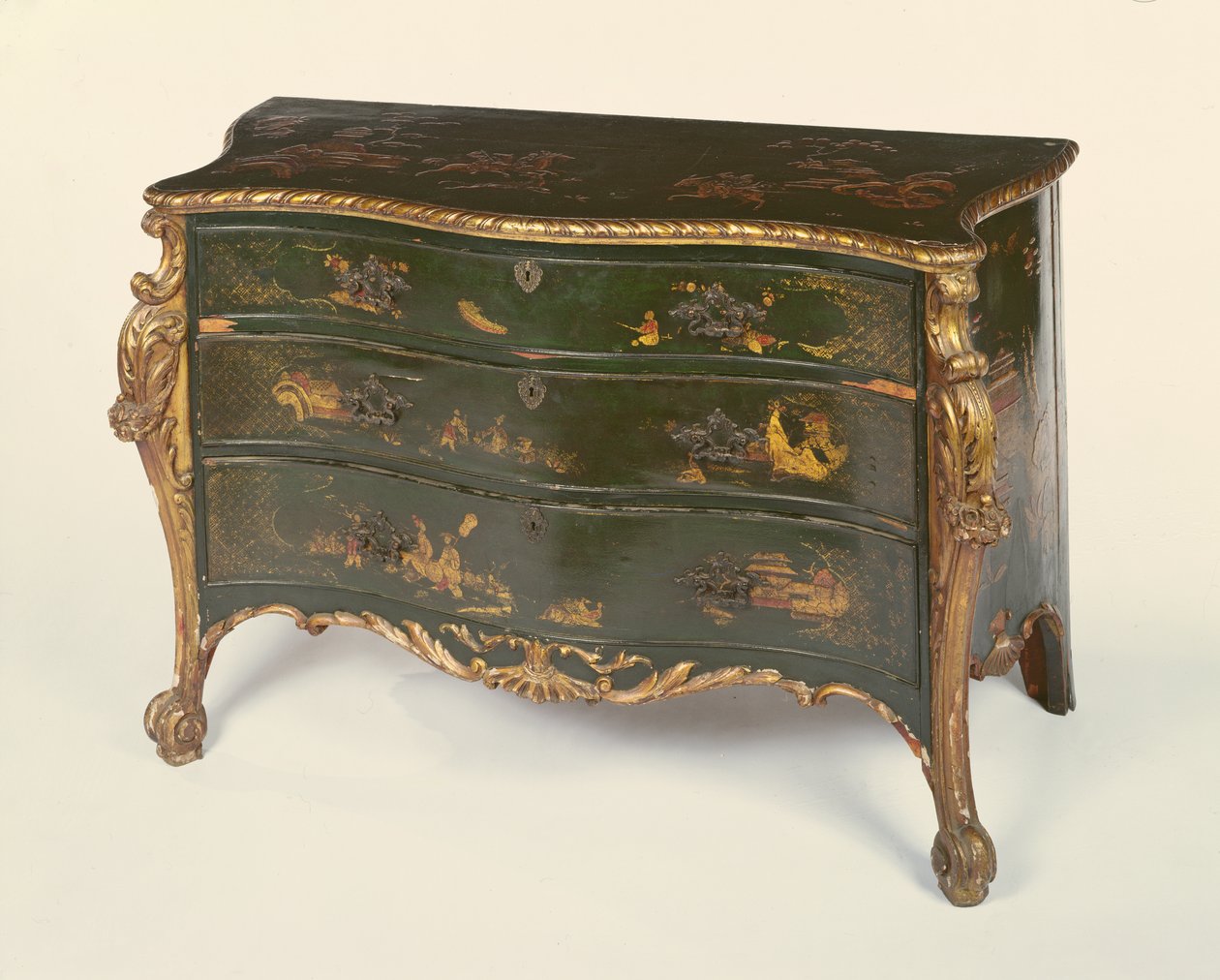 Groen gelakte en gedeeltelijk vergulde serpentine commode, in de stijl van Thomas Chippendale door Unbekannt Unbekannt