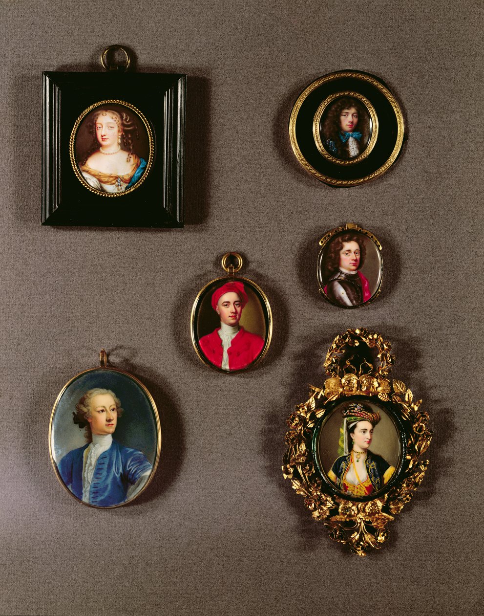 Miniaturen van L naar R, T naar B: Frances Teresa Stuart, hertogin van Richmond en Lennox; Zelfportret door Jean Petitot; Charles Fitzroy, 2e hertog van Cleveland door Unbekannt Unbekannt
