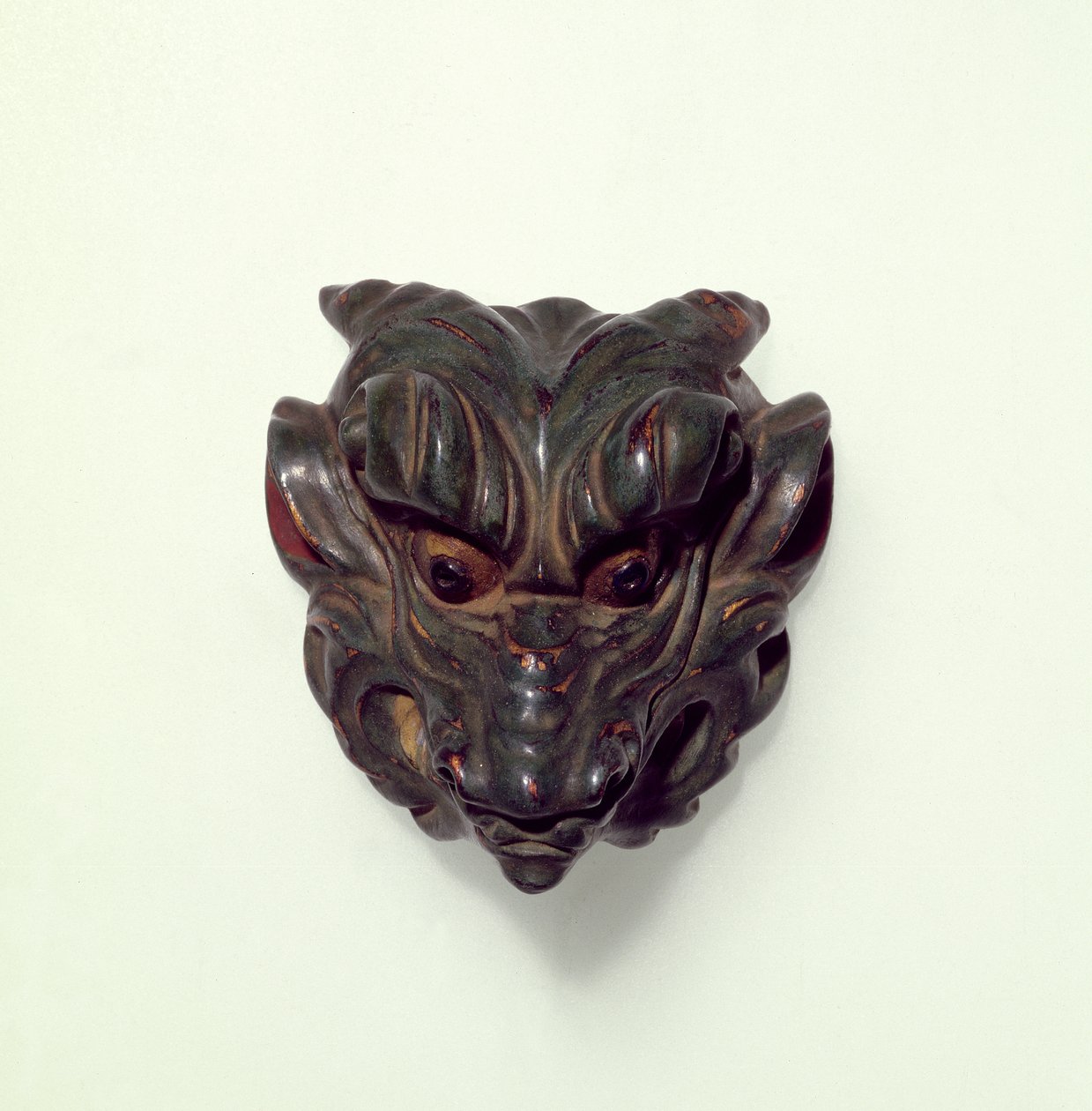 Geschilderde buxushouten netsuke, gesneden als een model van een Gagaku masker, 19e eeuw door Unbekannt Unbekannt