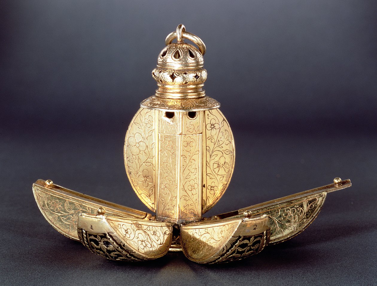 Pomander met vier open compartimenten voor parfums of andere aromatische stoffen, verguld zilver, waarschijnlijk Engels c.1580 door Unbekannt Unbekannt