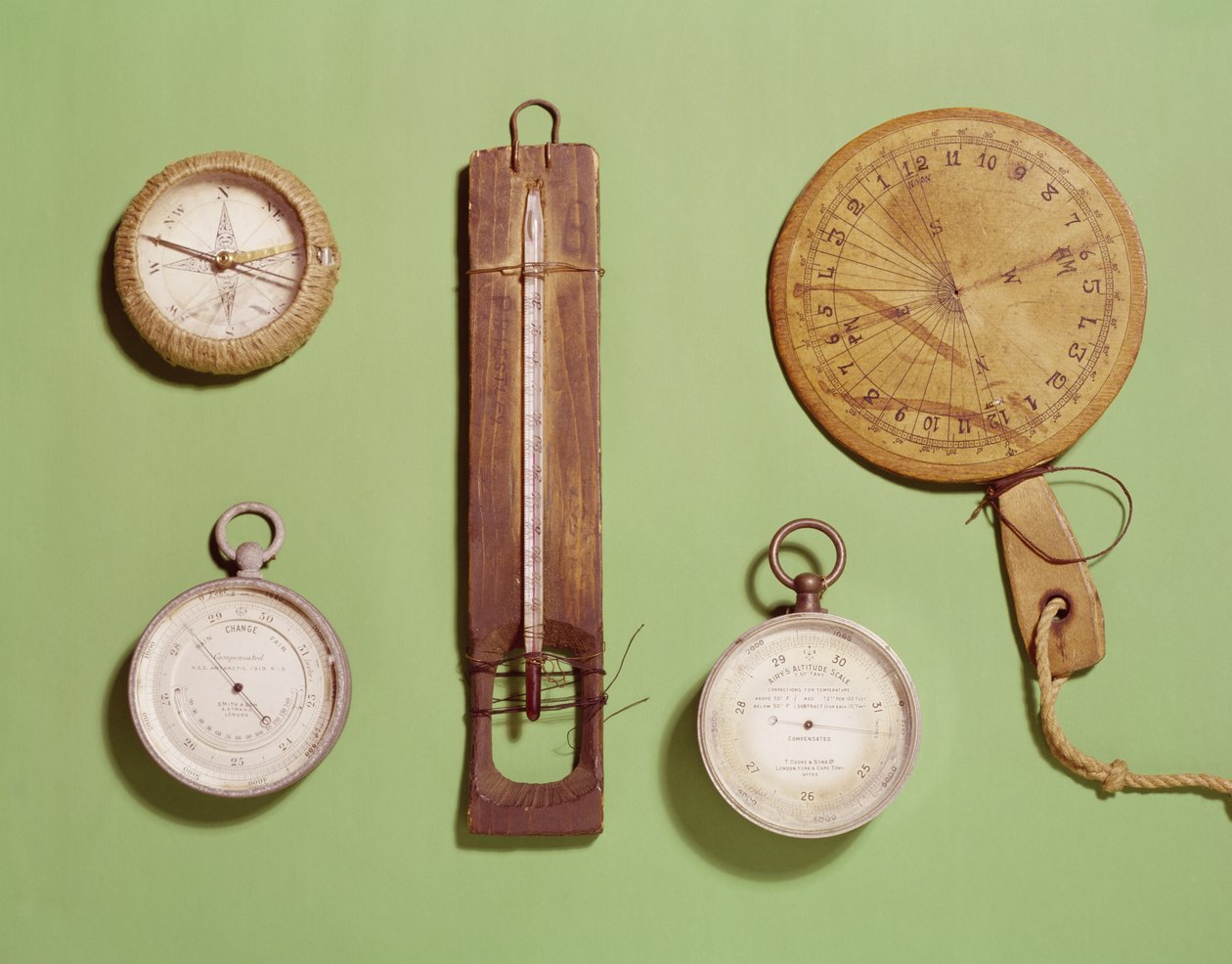 Scotts kompas, thermometer, zonnewijzer, barometer en hoogtemeter gebruikt op de Antarctische expeditie, 1910-12 door Unbekannt Unbekannt