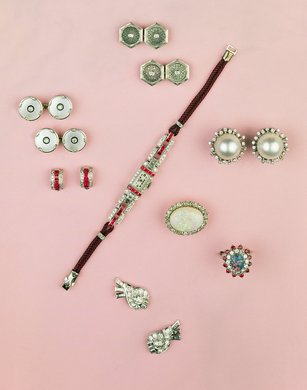 Selectie van Art Deco sieraden; kaliber gesneden robijn horloge; knoop, manchetknopen en studs; oorbellen; Mabe parel en diamanten oorbellen door Unbekannt Unbekannt