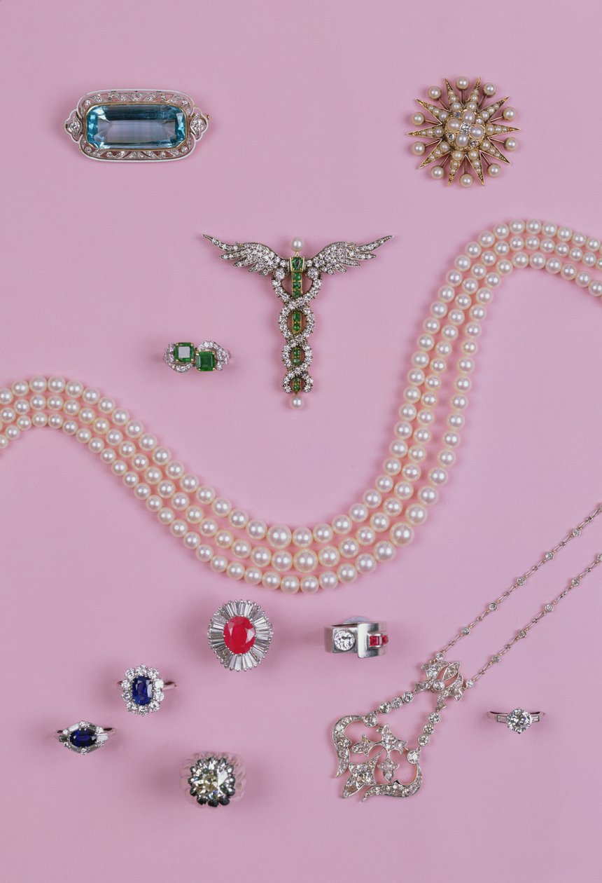 Selectie van Victoriaanse en Edwardiaanse sieraden: aquamarijn broche, tienpuntige ster broche, diamanten en platina hanger, saffier, robijn en smaragd ringen door Unbekannt Unbekannt