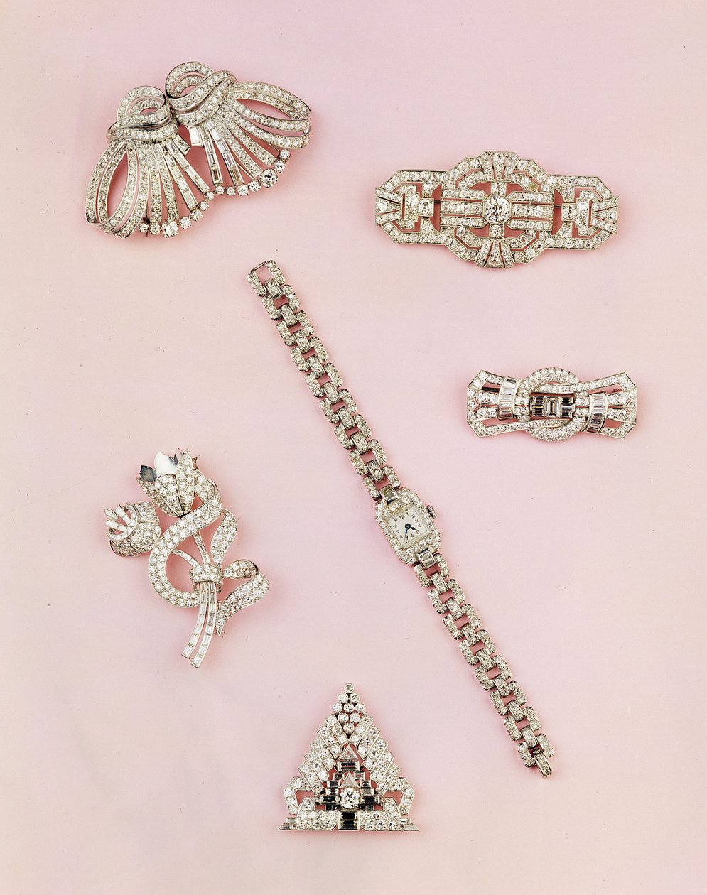 Selectie van diamanten sieraden: baguette en marquise-vormige diamanten spray broche; Art Deco diamanten clip; paneel diamanten broche; dames rechthoekige horloge met diamanten door Unbekannt Unbekannt