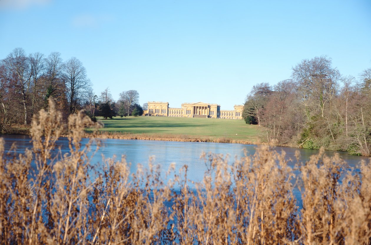 Uitzicht vanaf het meer op het huis, gebouwd door Sir John Vanbrugh en park aangelegd door Capability Brown door Unbekannt Unbekannt