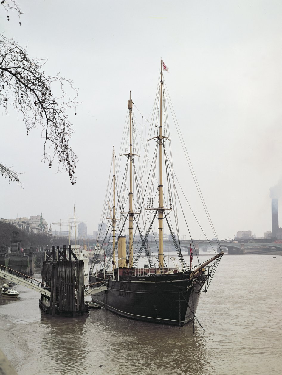 Uitzicht op de rivier de Theems met RRS Discovery, gevaren door Scott naar Antarctica in 1901-04 door Unbekannt Unbekannt