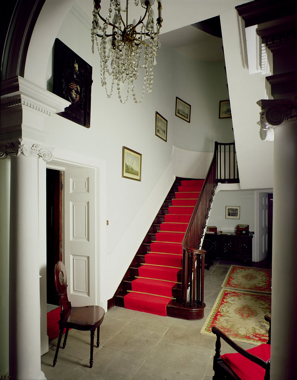 Uitzicht op de hal en trap van Belle Isle House, Lake Windermere, gebouwd 1774-ca. 1781 door Unbekannt Unbekannt