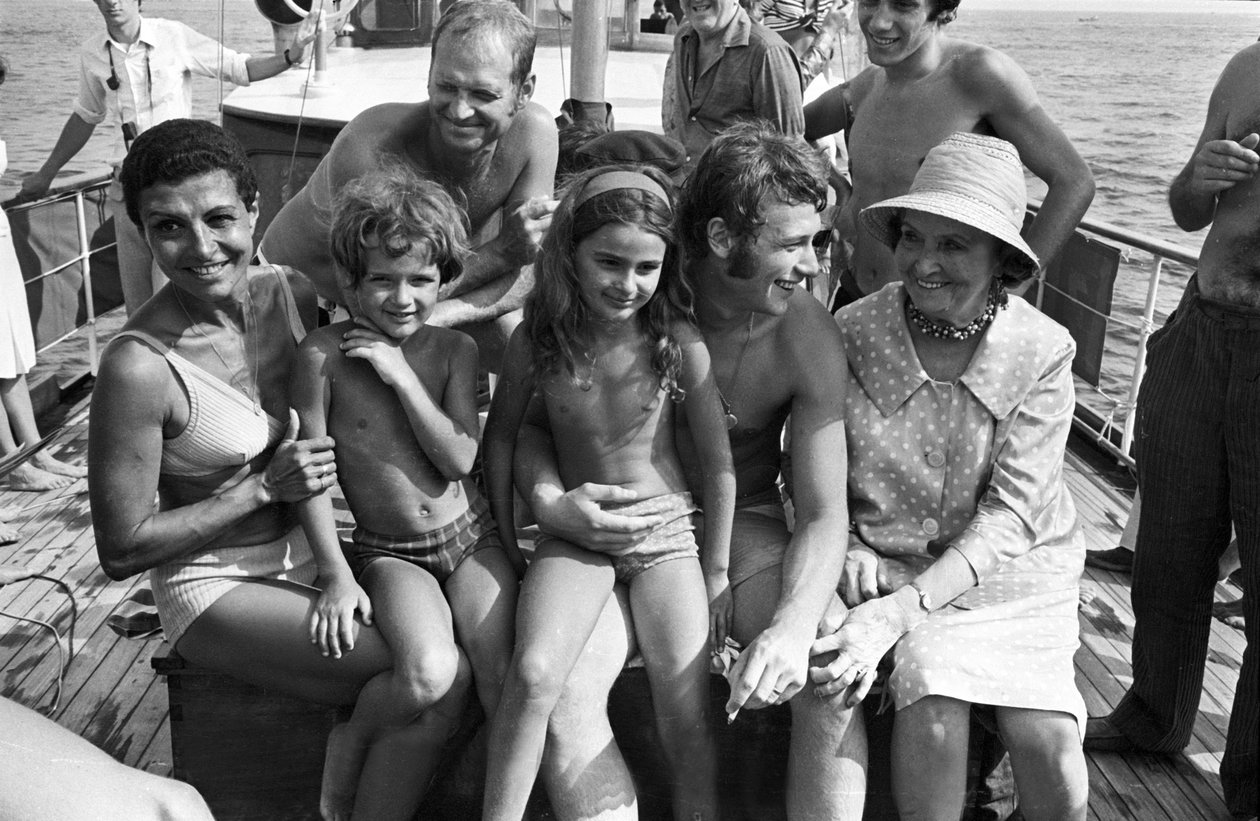 Franse zanger Johnny Hallyday tijdens vakantie met zijn familie in 1967 aan de Franse Rivièra met zijn neef Desta door Unbekannt Unbekannt