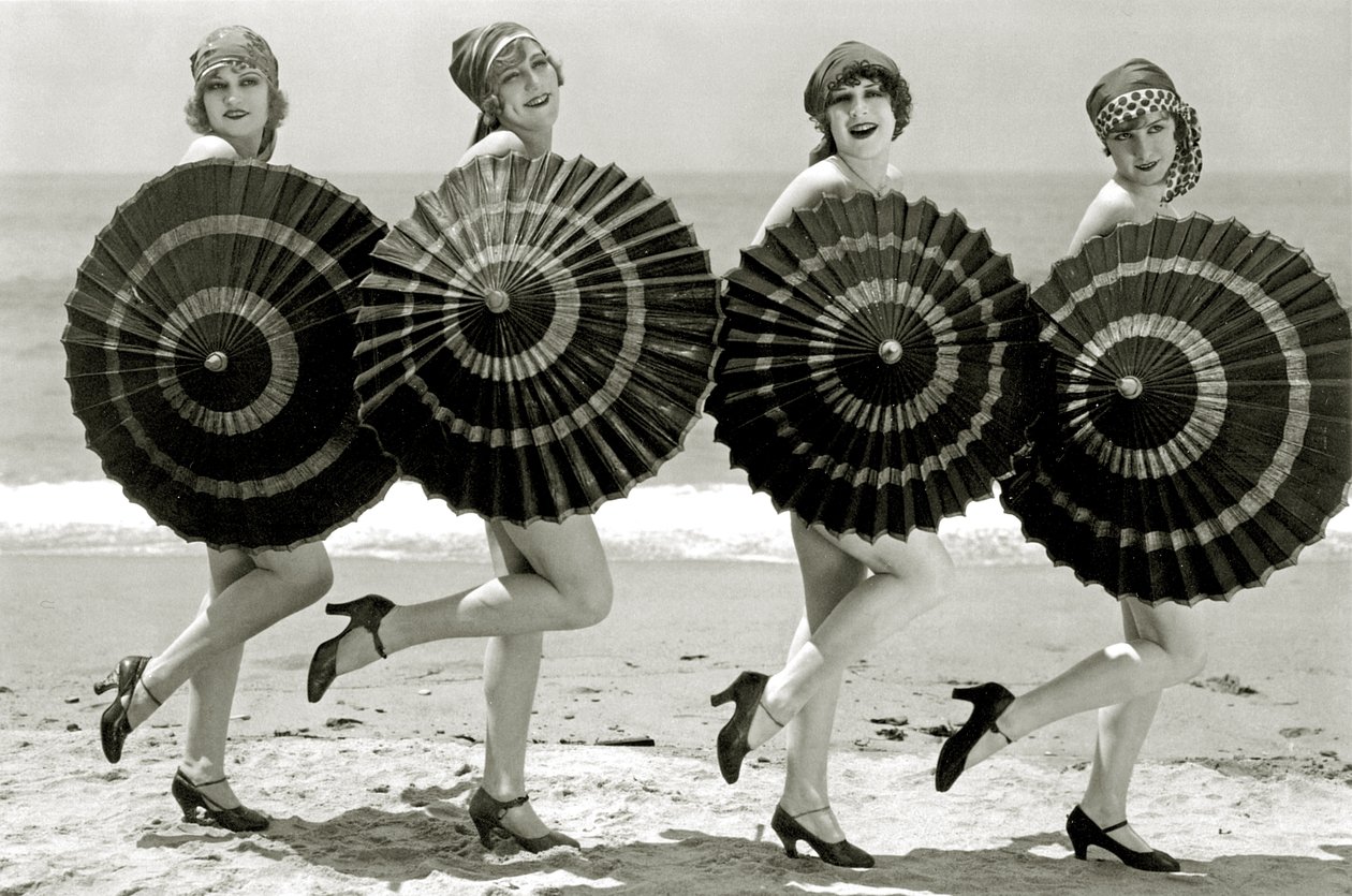 Badende schoonheden met parasols, ca. 1928 door Unbekannt Unbekannt