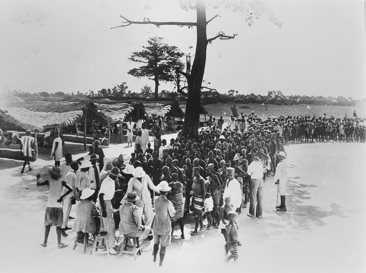Buiten Vaccinatiesessie in Ivoorkust, ca. 1920-30 door Unbekannt Unbekannt