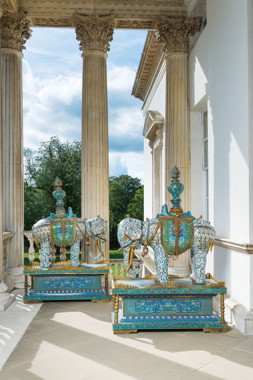 Een paar grote Chinese cloisonné emaille olifanten op standaarden, ca. 1900 door Unbekannter Künstler