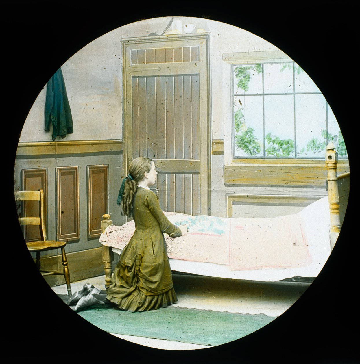 Een meisje knielt in gebed bij haar bed, toverlantaarnplaat, ca. 1890 door Unbekannt