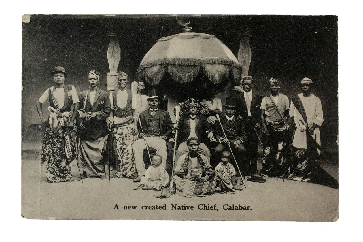 Een nieuw gecreëerde inheemse chef, Calabar, Nigeria, c.1910 door Unbekannt
