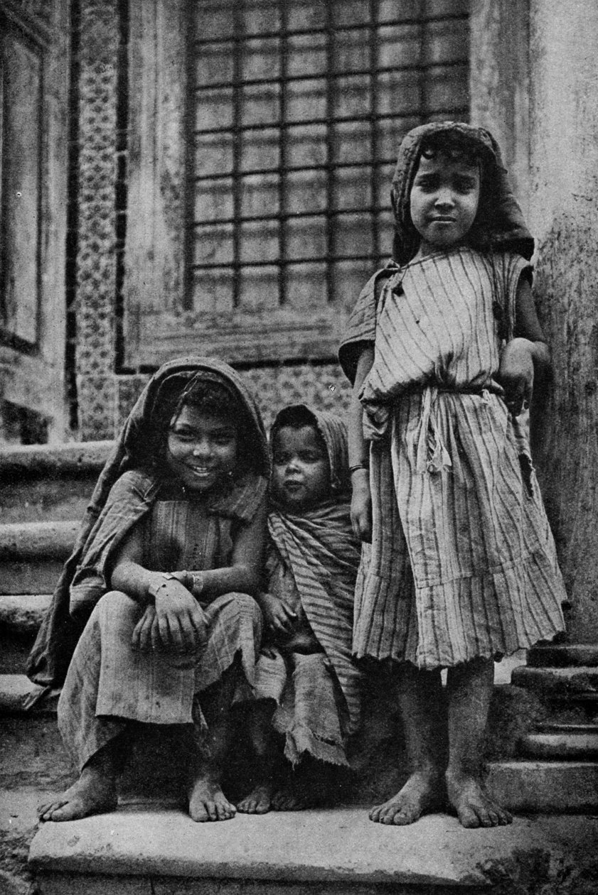 Afrika. Bedelende straatarabieren buiten een moskee in Tunis. 1920 door Unbekannt