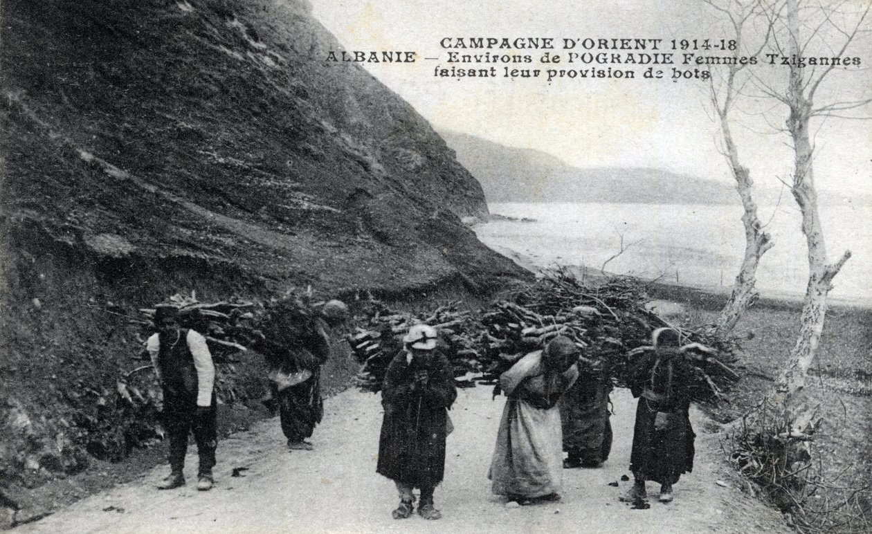 Albanië: Zigeunervrouwen met houten bundels op hun rug - Ansichtkaart 1914-1918 door William M. Timlin