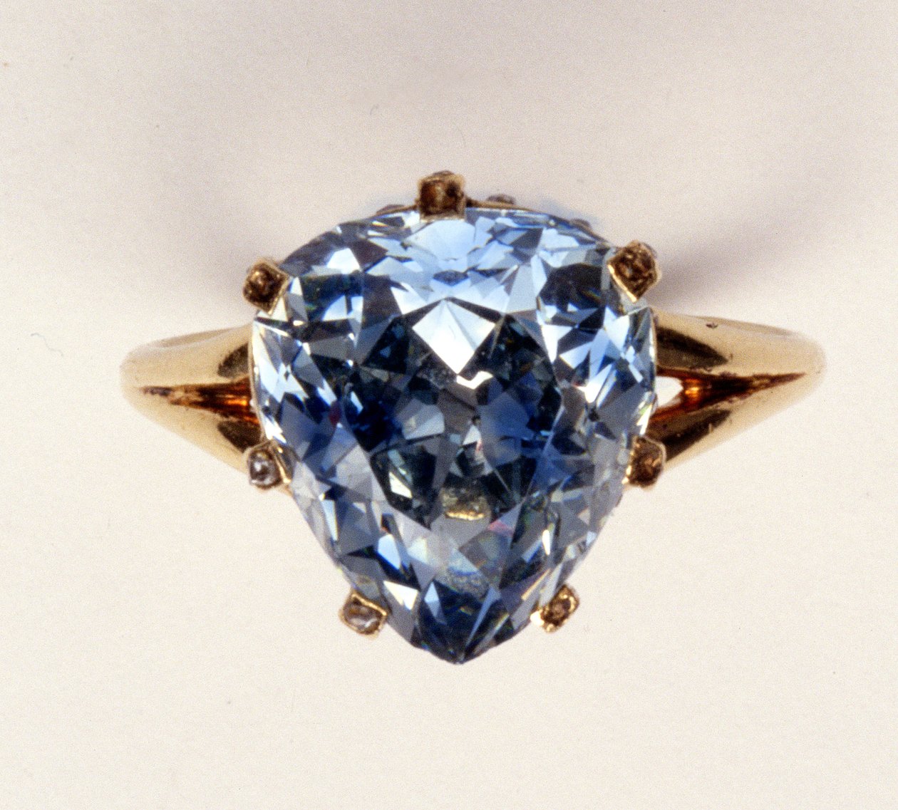 Antieke fantasiegeslepen ring, de blauw-grijze diamant weegt 5,45 karaat, ooit eigendom van Marie-Antoinette door Unbekannt