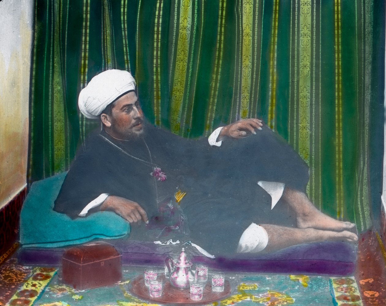 Arabier drinkt thee door Unbekannter Künstler