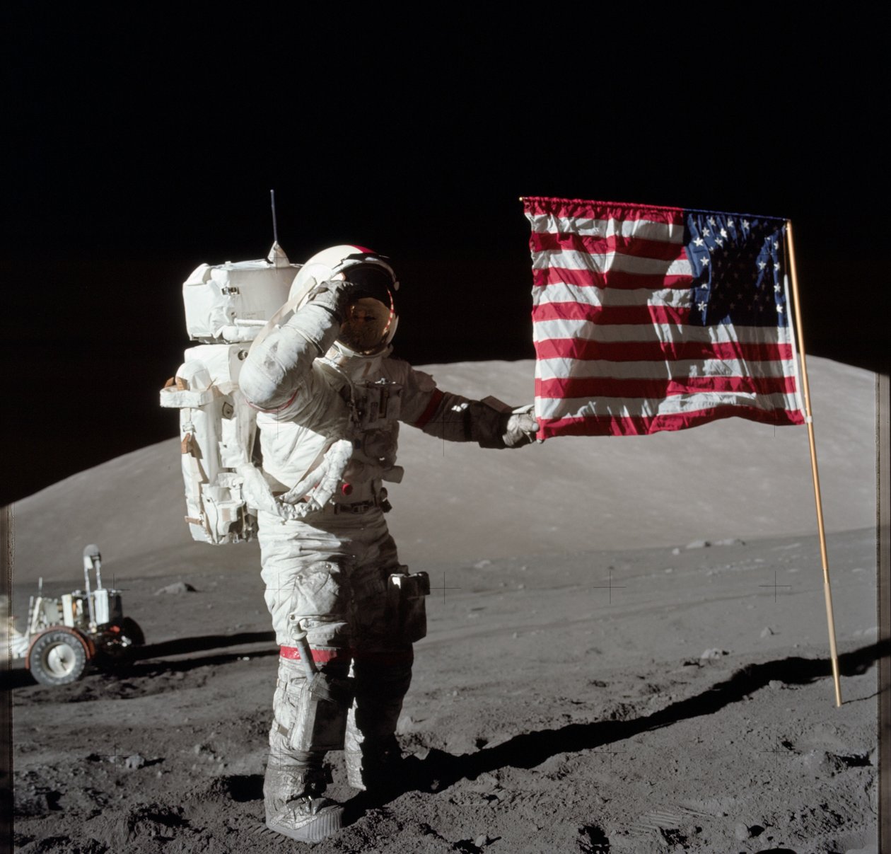 Astronaut Eugene A. Cernan, Apollo 17 commandant, gefotografeerd naast de geplaatste Amerikaanse vlag tijdens een maanwandeling (EVA) op de Taurus-Littrow landingsplaats door Unbekannt