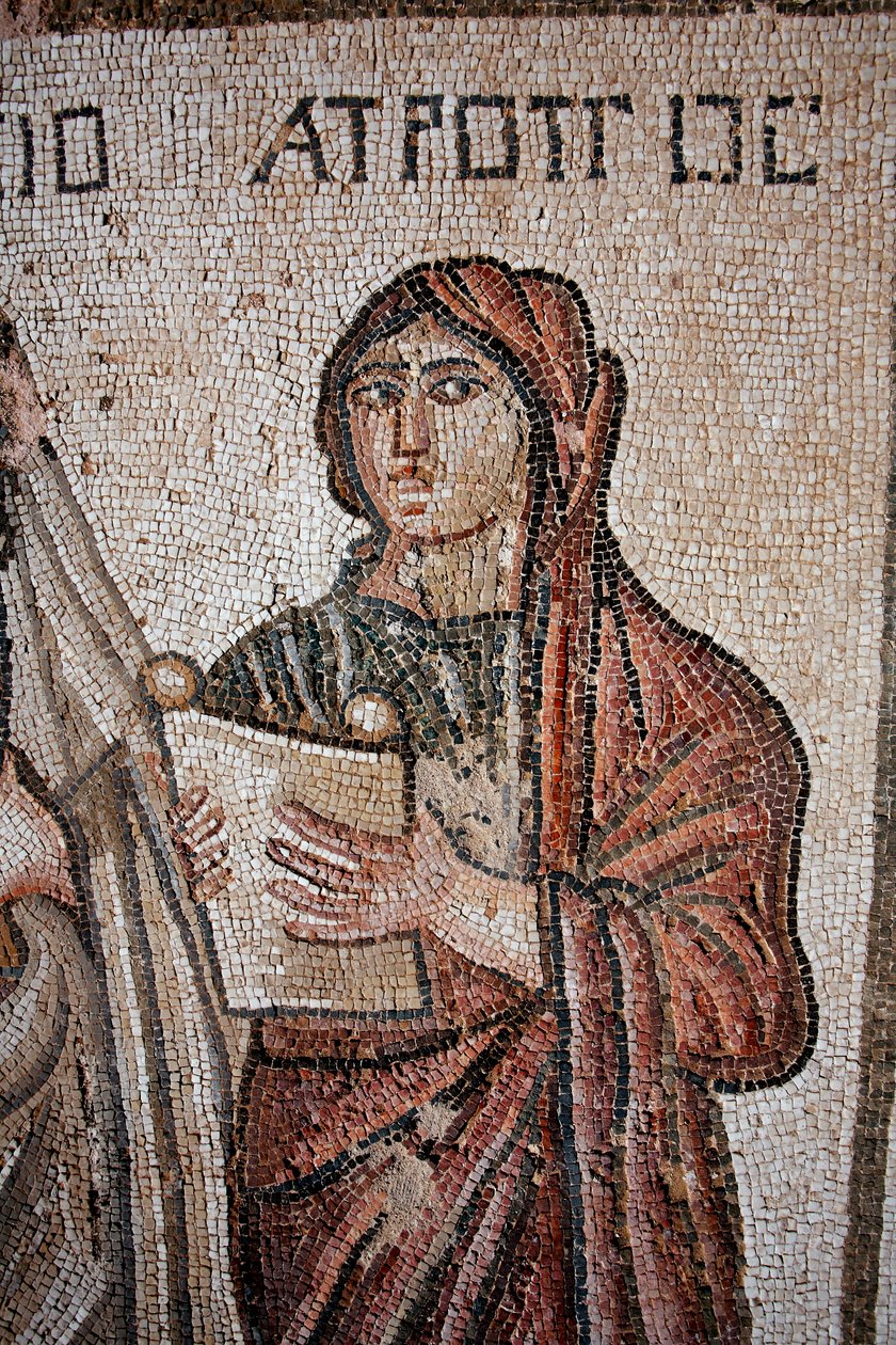Atropos - Een van de drie Schikgodinnen afgebeeld met een open rol waarop het leven van Achilles was geschreven - Detail van het paneel dat het eerste bad van Achilles voorstelt - Paphos Mozaïeken, Villa van Theseus, 5e eeuw na Christus - Cyprus door Unbekannt