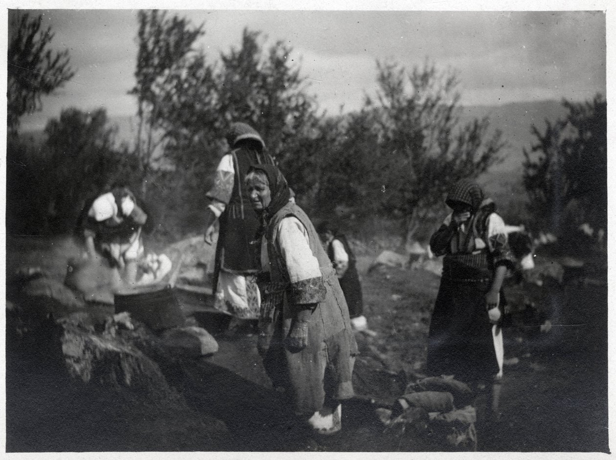 Balkan Schiereiland: Vrouwen voor een pot op een vuur - Ansichtkaart 1914-1918 door William M. Timlin