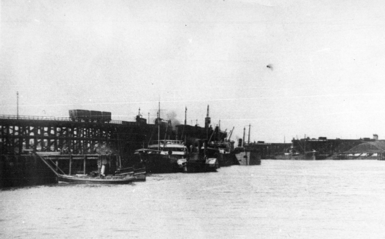 Blyth Harbour, met een aantal kolenschepen naast Blyth Staiths met een havencommissielaunch op de voorgrond door Unbekannt