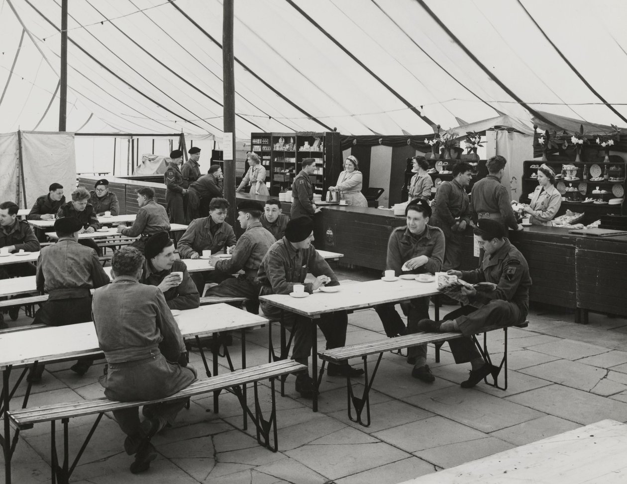 Kantinetent, Weybourne Zomerkamp, april 1954 (zw/w foto) door Unbekannt