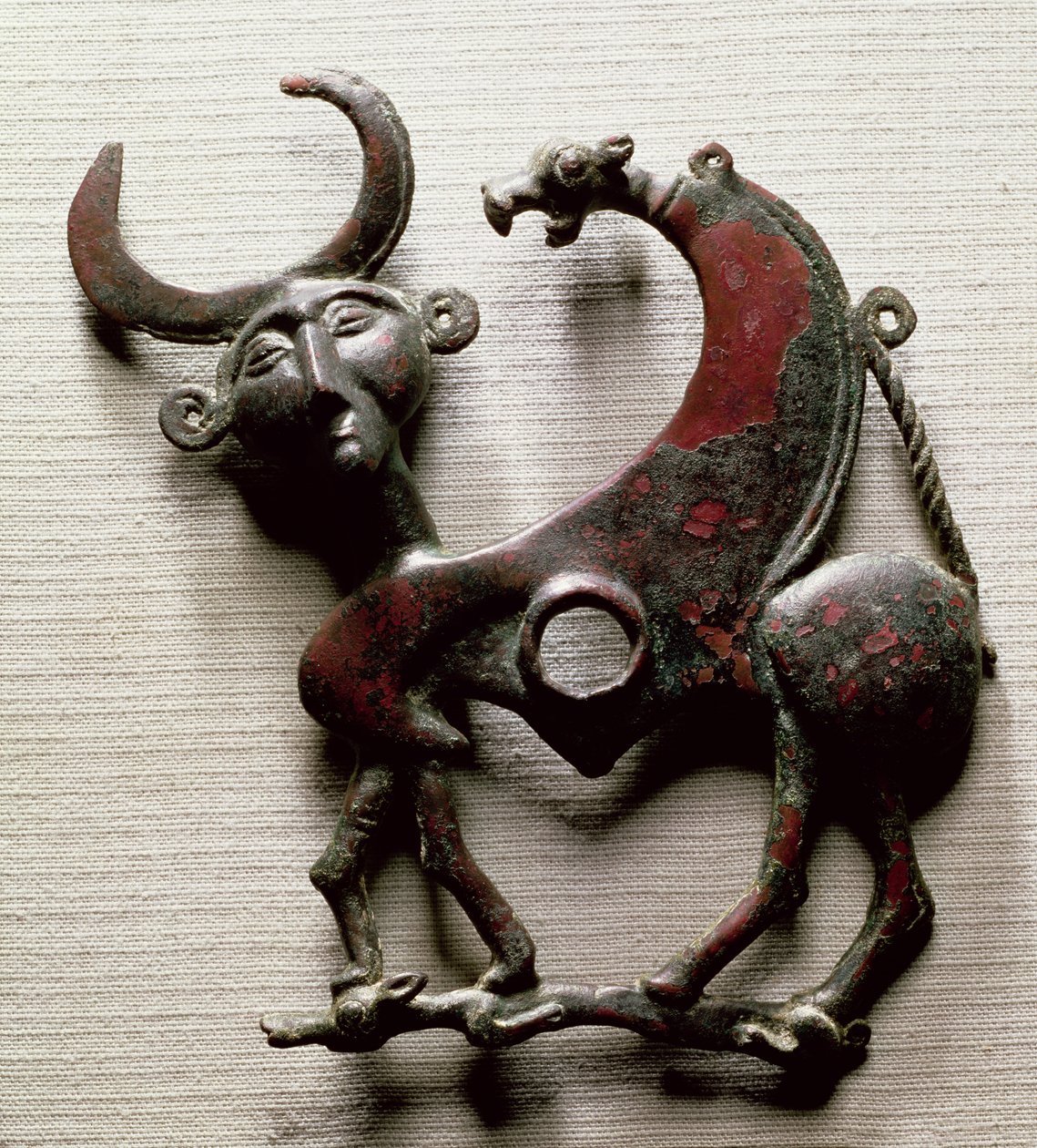 Wangstuk van een paardenbit in de vorm van een menselijk hoofdbeest, uit Luristan, West-Iran, c.800-700 v.Chr. door Unbekannt