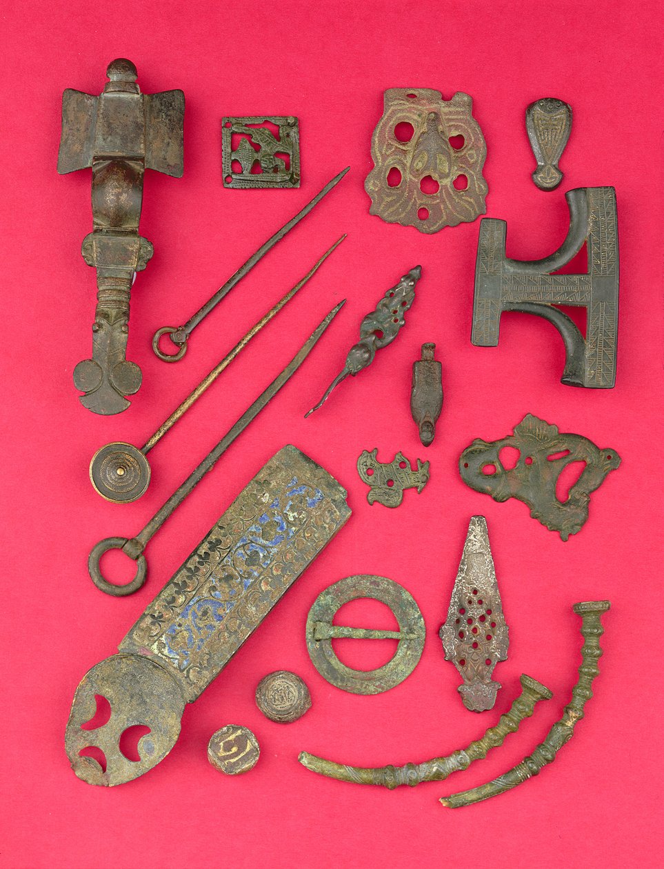 Collectie van Angelsaksische, Viking- en Keltische antiquiteiten, waaronder Angelsaksische kruisvormige fibula