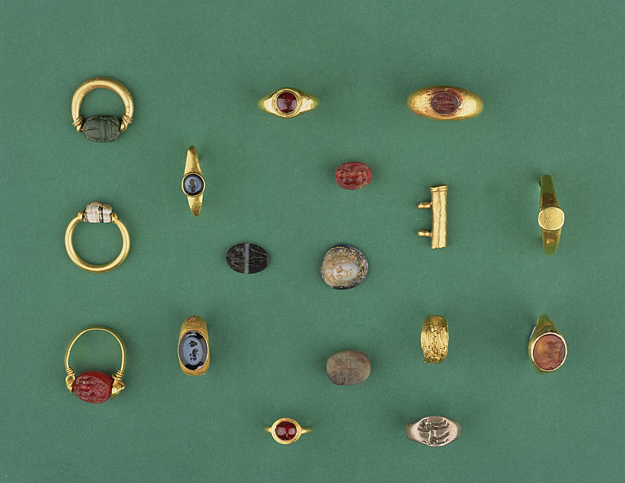 Collectie van Romeinse, Etruskische en Hellenistische sieraden inclusief een Fenicische scarabeëring, een camee, amulethouders en een agaat intaglio, variërend van de 6e eeuw v.Chr. tot de 4e eeuw n.Chr. door Unbekannt