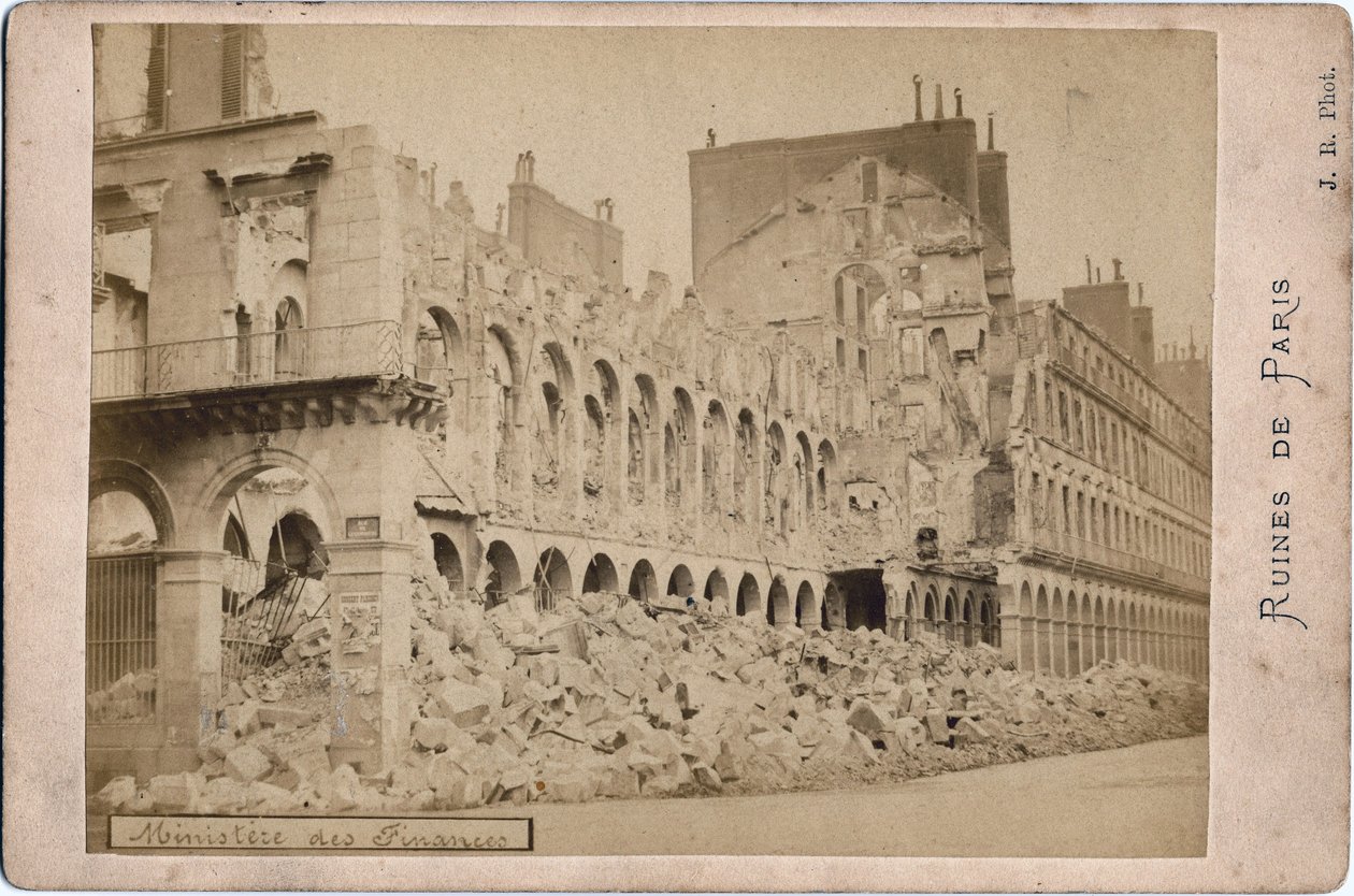 Commune van Parijs: uitzicht op de ruïnes van het Ministerie van Financiën in Parijs in mei 1871. Fotografie J.R. Dim. 16,3X10,8 cm door Unbekannt