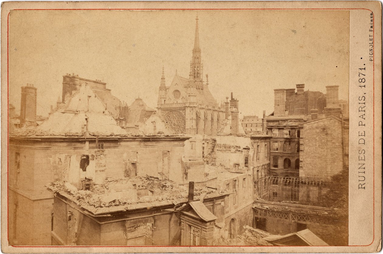 Commune van Parijs: uitzicht op de ruïnes van het Palais de Justice en de Sainte Chapelle in Parijs in mei 1871. Fotografie Pignolet broers. Dim. 16,3X10,8 cm door Unbekannter Künstler