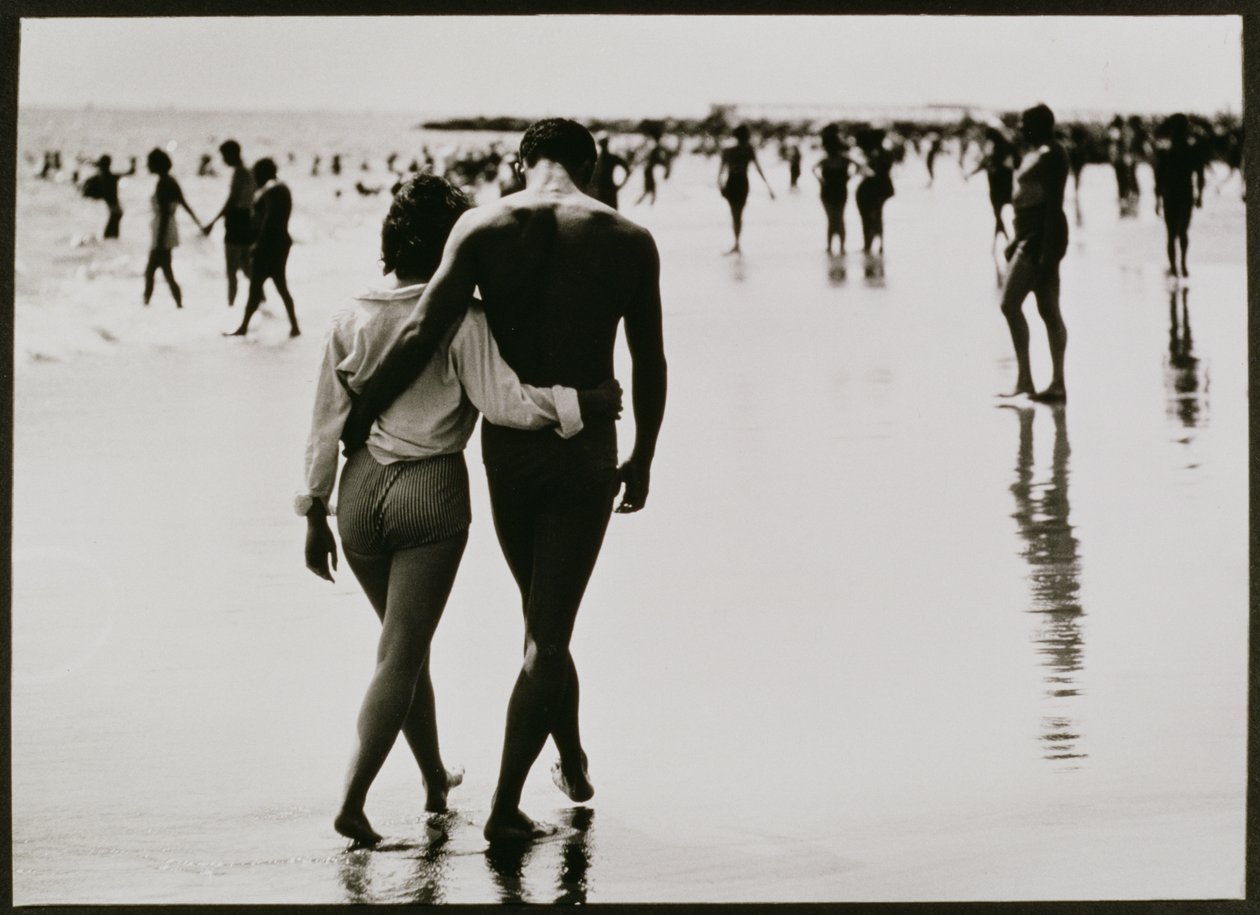 Koppel wandelt in het water op Coney Island, New York City, Untitled 46, c.1953-64 door Unbekannter Künstler