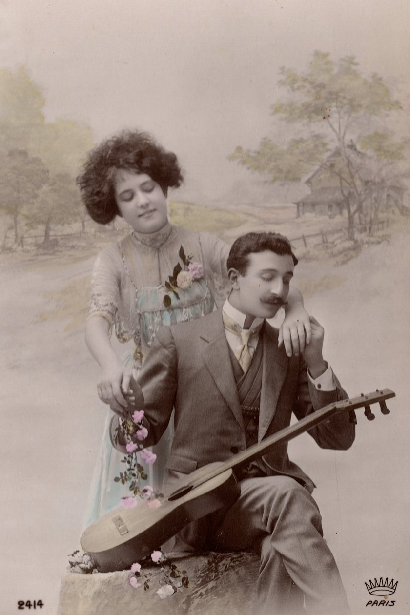 Koppel met bloemen en Spaanse gitaar, Frankrijk, ca. 1910 (ansichtkaart) door Unbekannter Künstler