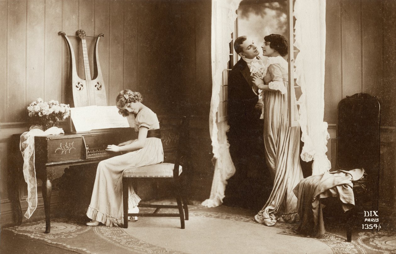 Verliefd stel en jong meisje spelen pianoforte, Parijs, ca. 1920 (ansichtkaart) door Unbekannter Künstler