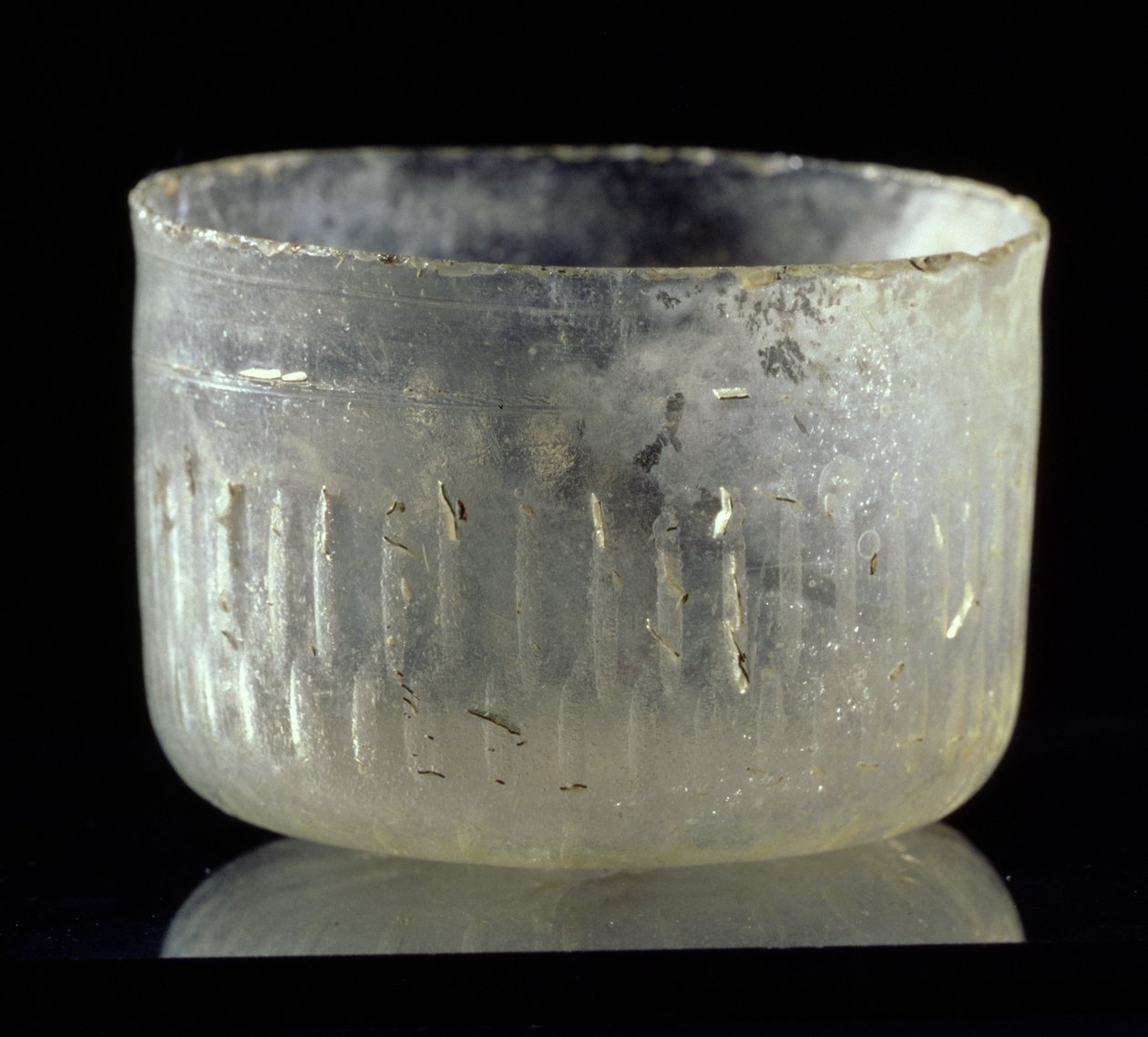 Beker met wielgesneden decoratie, uit Syrië of Egypte, Islamitische Periode, ca. 900 AD door Unbekannt