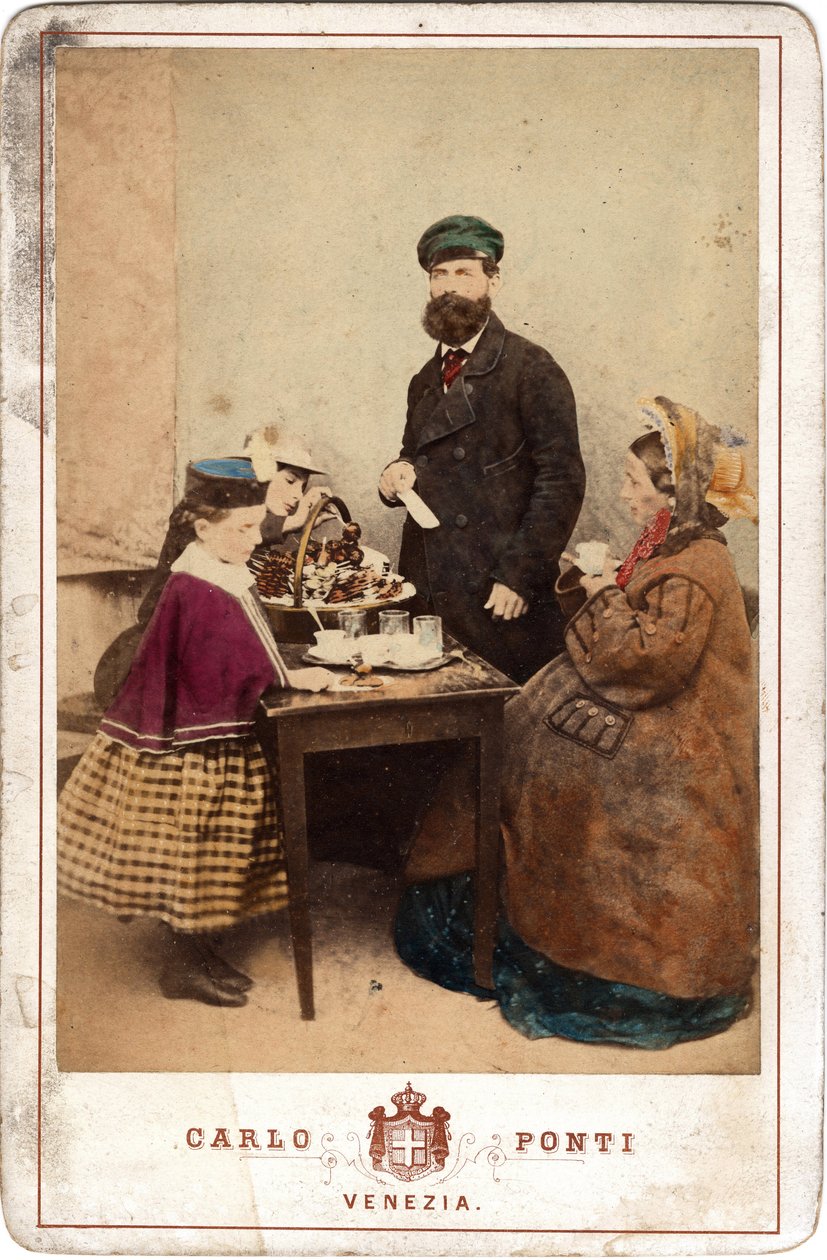 Dagelijks leven, een familie verenigd rond een tafel met gebak en koffie, Venetië. 19e eeuw door Unbekannt